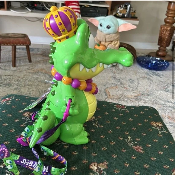 Universal Green and Yellow Alligator Popcorn Bucket - Picture 6 of 10